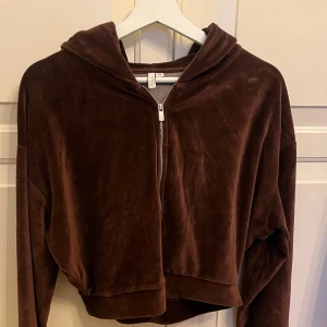 Mjukis sett - Har ett par matchande bootcut byxor till som ingår i priset. Super skönt material och använt få antal gånger 💕