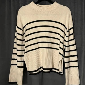 Mysig stickad tröja  - En tröja i strl XS som är i nyskick. Enbart använd 1 gång. 