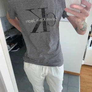 Calvin Klein T-shirt L - Snygg och givetvis äkta CK t-shirt i storlek L fast känns mer som M på mig (är 188cm).  Felfri och skönt material! Andas. Nypris 599kr