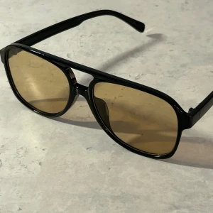 Solglasögon med retrovibe  - Lite retroaktiga solglasögon svart ram och ljusare glas  Aldrig använda