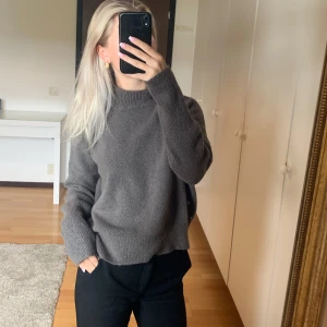 Grå stickad tröja  - En stickad tröja i tjockt material