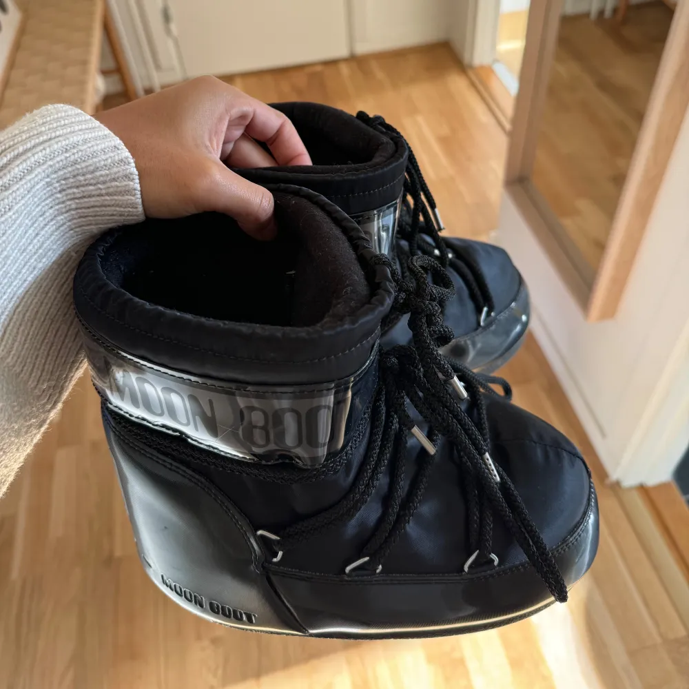 Säljer nu mina Moonboots i storlek 36-38 då jag inte längre ha någon användning av dem.   Har använt fåtal gånger så de är i superbra skick.   Har dessvärre slängt skokartongen och kvittot men de är givetvis äkta. 🥰 . Skor.