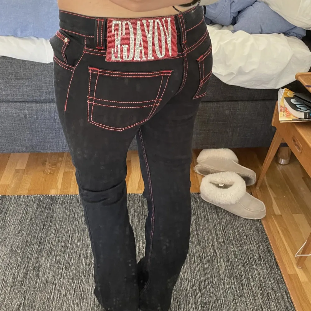 Säljer dessa skit coola jeans jag köpt secondhand för 500, men de har tyvär blivit för små i midjan. Inga defekter. Jeansen är i jätte tåligt material. Midjemått 71cm innerbenslängd 75cm (går att sprätta upp). Jeans & Byxor.