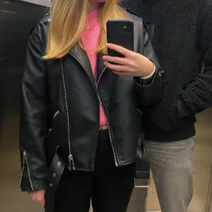 Skinnjacka från Nelly - Säljer nu min skinnjacka som är nästintill oanvänd. Köpt 2022 på Nelly och finns inte att köpa längre. Perfekt snygg jacka nu till hösten. Nypris 499.  *Första bild lånad*
