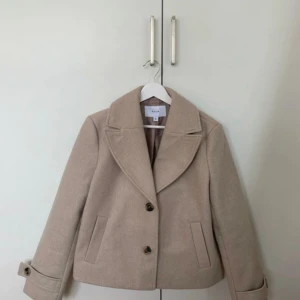 Beige kort kappa från vila - Storlek 34, aldrig använd, nypris ligger på 529kr