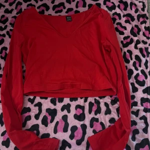 Röd topp - Långärmad topp knappt använ