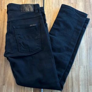  Nudie Jeans Grim Tim - Tja! Säljer ett par Grim Tim jeans från Nudie Jeans Co i färgen Dry Ever Black. Skicket är 8/10 och knappast använda då det var lite för små för mig.