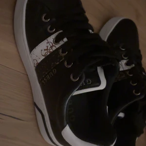 Ett par guess skor  - Andvända typ en gång jätte bra skick 