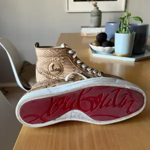 Höga louboutins i pyton läder, size 41 köpta i Frankrike second hand 2023. Kontakta gärna vid frågor / John