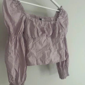 Lila blus  - Fint skick.  Endast använd en gång