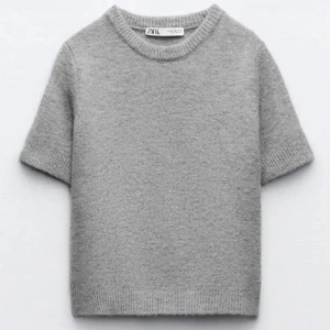 Stickad T-shirt  - Bra skick, bara använd en gång! Storlek L men passar mig som har xs/s