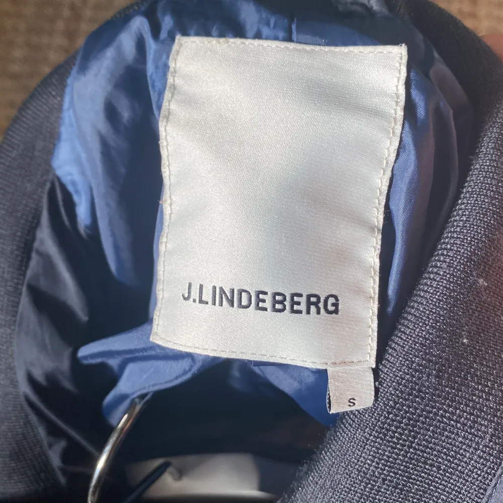 Säljer än marinblå feild jacket från J.lindeberg i storlek S men den passar M den är använd endast ett fåtal gånger och är i bra skick Ny kostar den ungefär 4000kr Om du undrar något är det bara att skriva . Jackor.