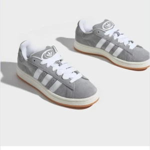 Adidas Campus Gråa - Hej! Säljer mina adiadad campus i grått, dom är i storlek 38,5. Mockat är superfint.