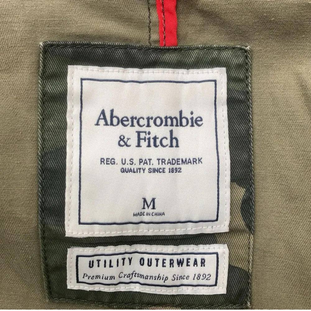 Säljer en snygg camouflagejacka från Abercrombie & Fitch i storlek M unisex. Jackan har en militärstil med flera fickor och knappar framtill. Perfekt för höst och vår som en overshirt. Pris kan diskuteras vid snabb affär. . Jackor.