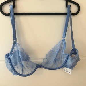 Blå spets bh OANVÄND - Blå spets bh från H&M. Aldrig använd, med lapp kvar. 