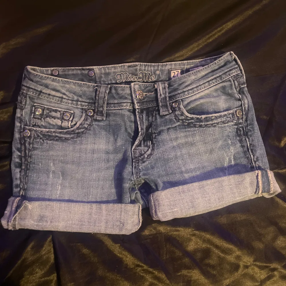 Säljer dessa miss me shorts, dom va skinny jeans men har klippt och sytt om dom. strl w27 möts bara upp🥰. Jeans & Byxor.