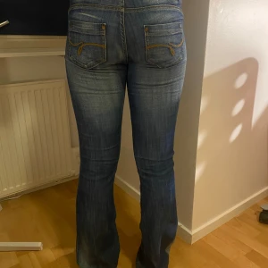 JEANS - Jag säljer jätte fina jeans som jag köpt här på plick. De är från Bershka denim och är långa på mig som är 176. Innerbenslängd: 90, midjemått: ca 41 cm rakt över. Priset kan definitivt diskuteras!!