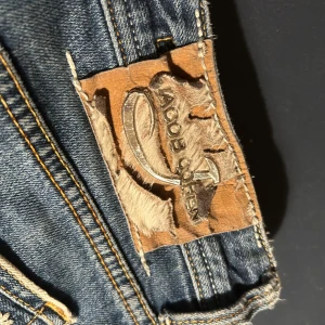 Jacob Cohen jeans  - Säljer nu mina Jacob Cohens jeans, skicket är i 9/10! Jag är 182 och dem passar perfekt på mig