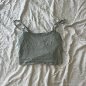 Mintgrönt linne  - Ett mintgrönt linne som man kan justera banden på.