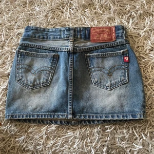 Lågmidjad kjol - Säljer då den var för liten för mig och jag har S, skulle säga att dom passar någon med xs