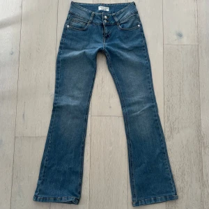 Lågmidja jeans - Snygga lågmidjade / mid-rise ljusblå jeans. Så bra skick säljer då jag har för många jeans. Midjemått 37, Längd 99, Innerbenslängd 76 och Grenhöjd 21 💛