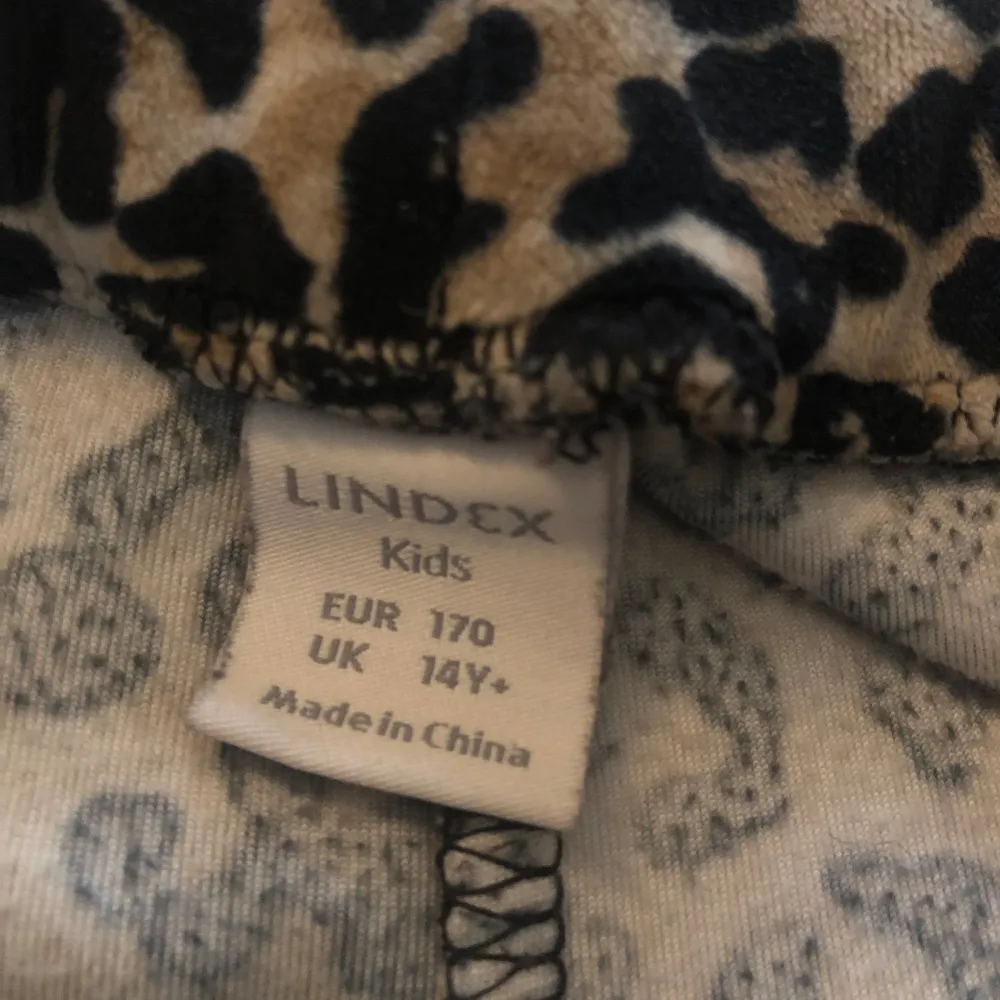 Ett par jättefina leopard byxor som är i bra skick, dom passar på mig som är 1,64. Jeans & Byxor.