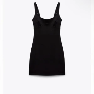 Svart klänning - Svart klänning från zara. Säljer då den är för liten för mig. Endast använd ett fåtal gånger 