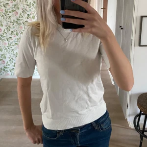 vit finstickad tshirt - använd fåtal gånger!