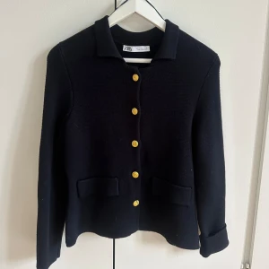 Kofta från zara🥂 - Säljer denna otroligt fina koftan som aldrig använts. Prislappen är borta men aldrig använd utanför hemmet! 💗