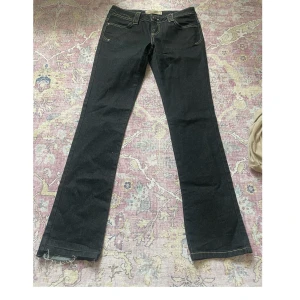 Jeans  - Lågmidjade jeans med fina detaljer. Storlek 38 från vero Moda 