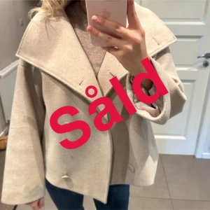 Beige kappa - ✅SÅLD ✅En lite kortare kappa i färgen beige. Väldigt populär stil och mysig till hösten. 🍁nypris ligger på 1000kr Den är från nakd och i storlek M.💗