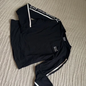 Armani & juicycouture  - Hej säljer en Armani tröja i st small, aldrig använd för 400 kr nypris ca 1000kr.  Den andra bilden är en juicy couture kofta i storlek small, den är använd ett fåtal gånger och därav säljes den för 200 kr. 