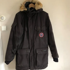 Canada Goose Parka Unisex XS - Säljer min gamla Canada Goose Parka, Unisex XS, har slitningar på insidan av ärmarna på båda sidorna och dragkedjan saknar den lilla grejen man håller i (men funkar fortfarande).  Köpt för 5000kr, säljer billigt pga mycket slitningar.