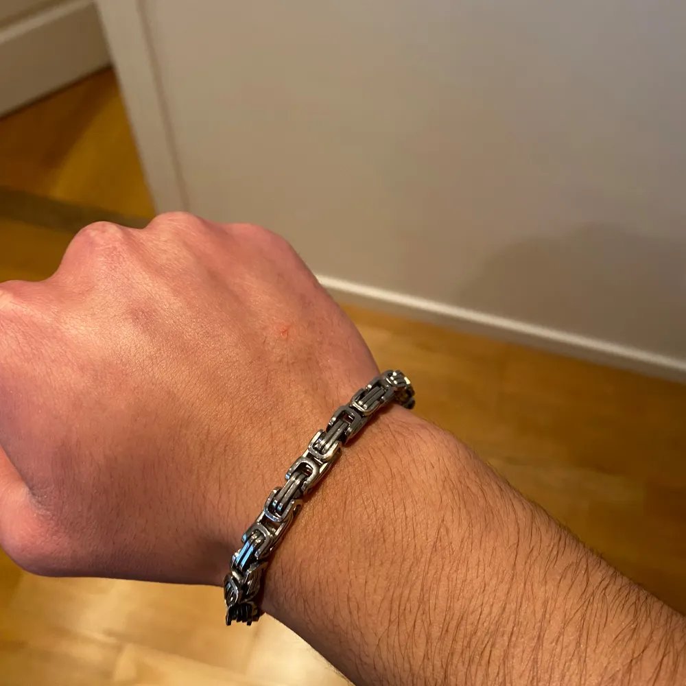 Kedjor i set till salu, halsband och armband. Inte mycket att säga förutom att skicket är så gott som ny. Hör av er vid intresse. Accessoarer.