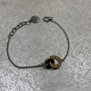 Armband Edblad  - Jag säljer detta armband från Edblad med silver-rosengulddetaljer!