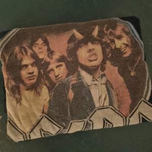 Säljer en svart AC/DC t-shirt med ett coolt tryck av bandet på framsidan. Köpt på Ullared flera år sedan, köpte den i st L för ville ha den oversized. Så den passar allt mellan st S-L. Perfekt för alla rockälskare!