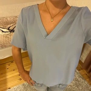 Ljusblå blus - Supersöt ljusblå v-ringad blus! Pris kan diskuteras!💕💕