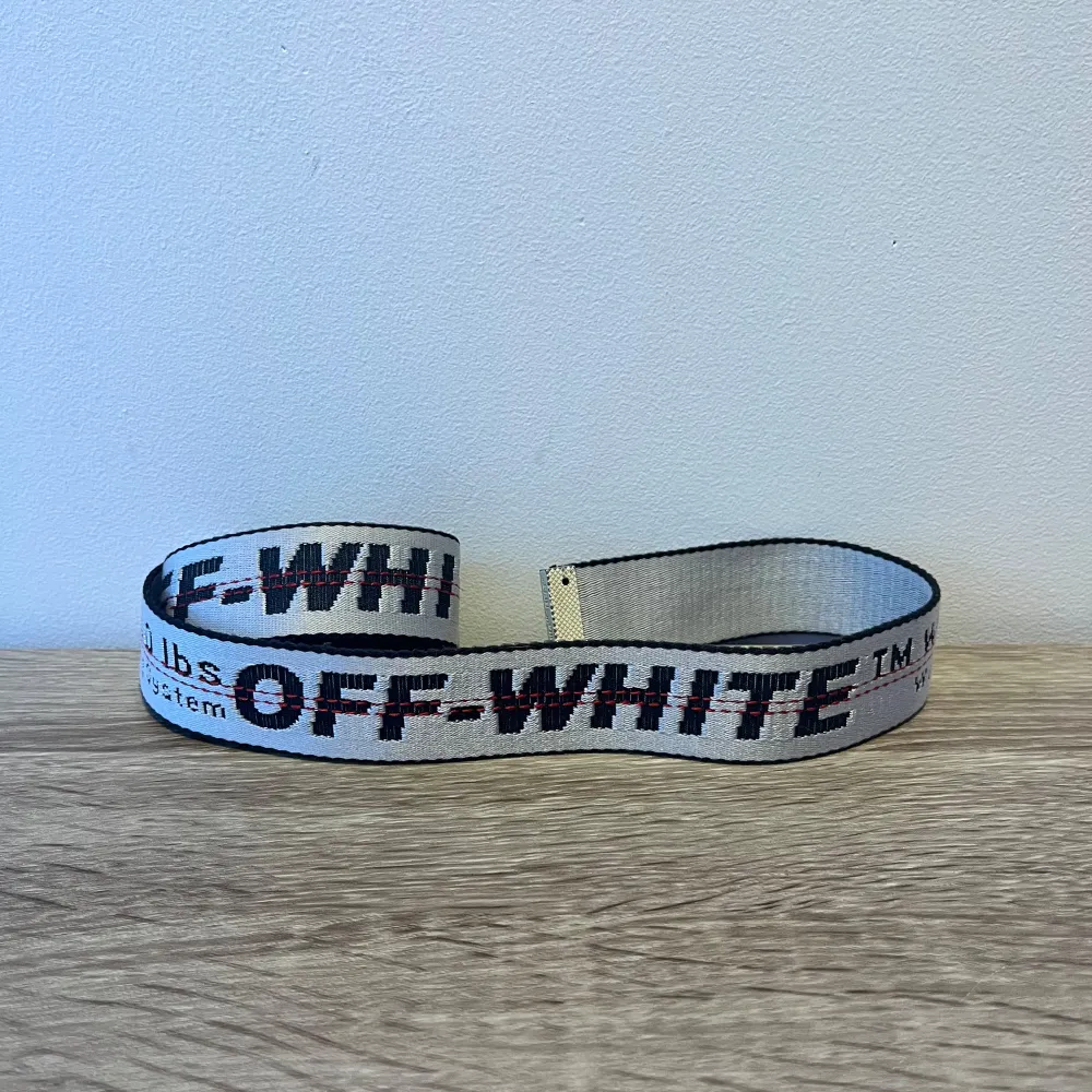 Säljer ett äkta vitt Off White bälte. Det är köpt på garmsmarket och kvitto går nog att leta upp. Är osäker på längden men den är i fint skick och har använts ett litet tag. Har man några frågor eller vill ha mer bilder är det bara att höra av sig.👍. Asusteet.