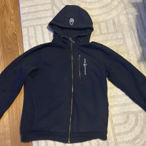 Sail racing kofta mörkblå - Sail racing kofta i bra skick. En liten skada längst ner på höger arm 