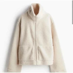 Jacka  - Säljer den här teddy jackan som inte säljs längre. Inga fläckar eller sönder nånstans. Lånad bild, skriv privat för fler frågor 💕