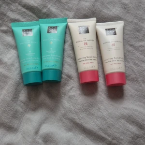 Handkräm - 4 handkrämer drån the rituals! Doftar jättr gott och är jätte bra för de med torra händer, säljer för att jag har inte längre problem med torra händer! Säljer alla 4 tillsammans för 25