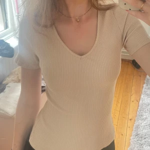 Ribbad topp - Suuperfin ribbad, rosa topp från NA-KD! Köp direkt för 130:- eller skriv privat och lägg eget bud💗🌸