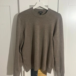Stickad tröja H&M - Helt ny superskön finstickad tröja från H&M som aldrig är använd. Köptes för en vecka sedan men passade mig inte. Säljer pågrund utav att jag tog bort prislappen på den så kan ej lämna tillbaka. Nypris 249kr