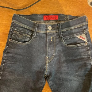 Replay anbass jeans - Topp skick minus lite lösa trådar i midjan men inte någon märkvärdigt. 