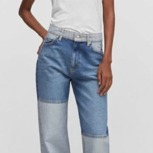Jeans - Säljer ett par blåa jeans från Mango, använda endast 2 ggr så absolut inget fel på dem💗köparen står för frakten. Hör av er vid fler frågor. Pris går att diskuteras💕