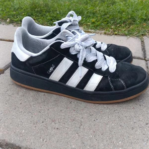 Adidas campus KORN - Lite slitna på sulab man kan se på bild 4 dom men annsrs är de inget fel på dom. 