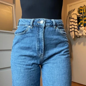 Straight jeans mörkblå - Säljer nu mina straight jeans ifrån NAKD i färgen mörkblå som är helt slutsålda. Jag är 170 och de är bra i längden. Hög midja 