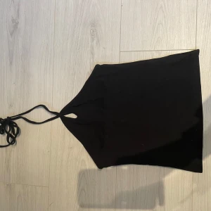 Linne  - Gulligt linne med öppen rygg från bikbok💞 bra skick😊. 