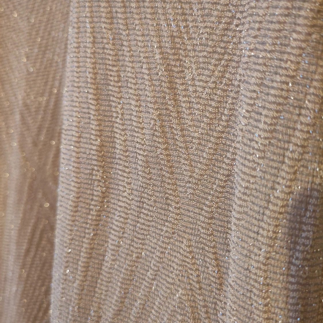 Glittrig beige klänning från Bik Bok - 92