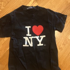 svart ilovenyc tshirt  - Säljer för att den inte kommer till användning  och inte är min stil! 